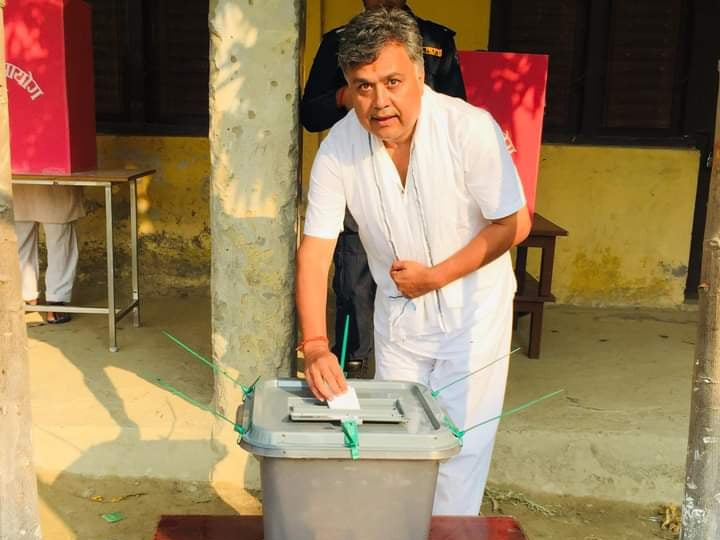 वीरगञ्ज महानगरका मेयर उम्मेदवार गिरीश गिरीले हाले भोट