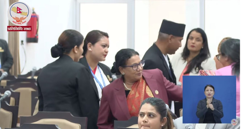 संसद बैठकमा मोबाइलबाट भिडियो खिचेपछि कांग्रेस सांसदलाई  मर्यादापालकले बाहिर निकाले...