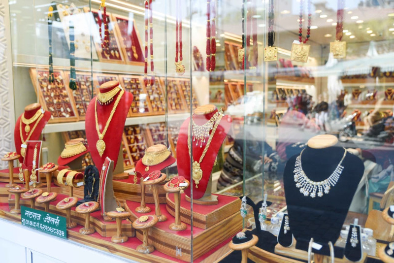 सुनको मूल्य घट्यो, चाँदीको हालसम्मकै उच्च