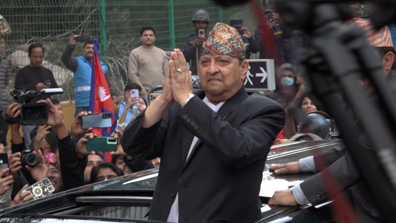 आफ्नो स्वागतका लागि आएकाहरूलाई पूर्वराजाले यसरी गरे अभिवादन (तस्वीरहरू)