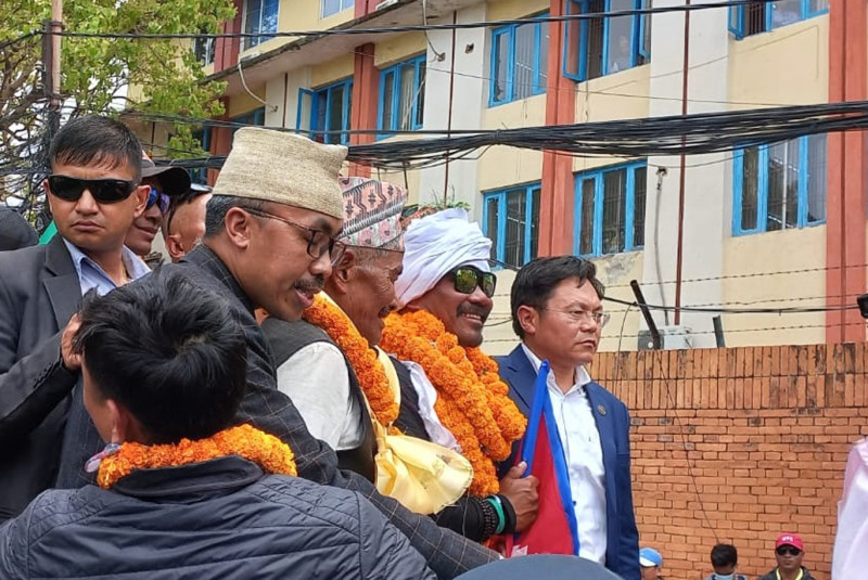दुवै खुट्टा गुमाएका सगरमाथा आरोही बुढालाई विमानस्थलमा पर्यटनमन्त्री किराँतीले गरे स्वागत