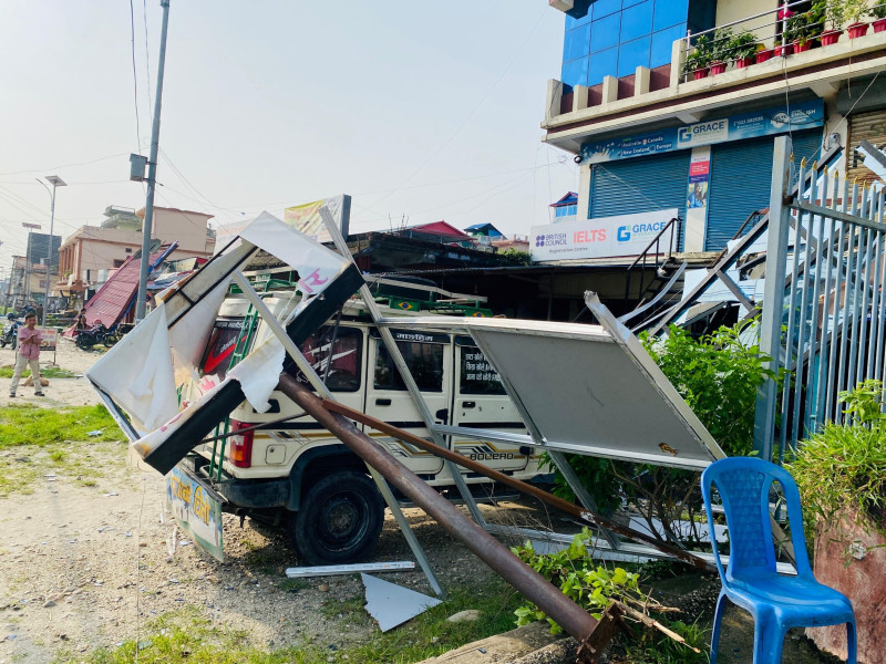 हावाहुरीले दमकमा घरको छानो उडायो, सिसा फुटायो, बिजुलीको पोल ढाल्लो (हेर्नुस् तस्वीरहरू)