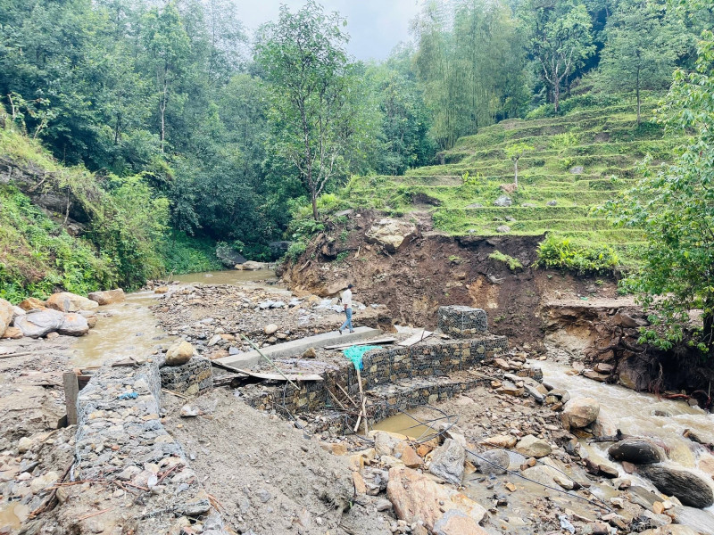 पहिराेले पाँचखपन-चैनपुर सडक अवरुद्ध