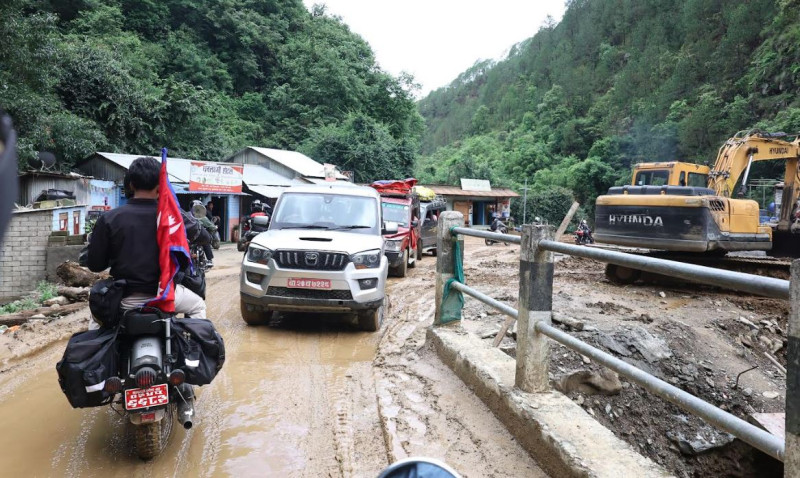 यस्तो छ फर्पिङहुँदै हेटौँडा पुग्ने बाटोको अवस्था (तस्वीरहरू)