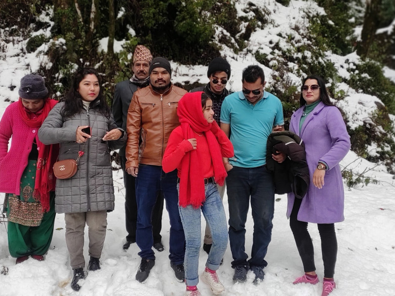 हिउँले सेताम्मे डाेटीका डाँडा, पर्यटककाे घुइँचाे