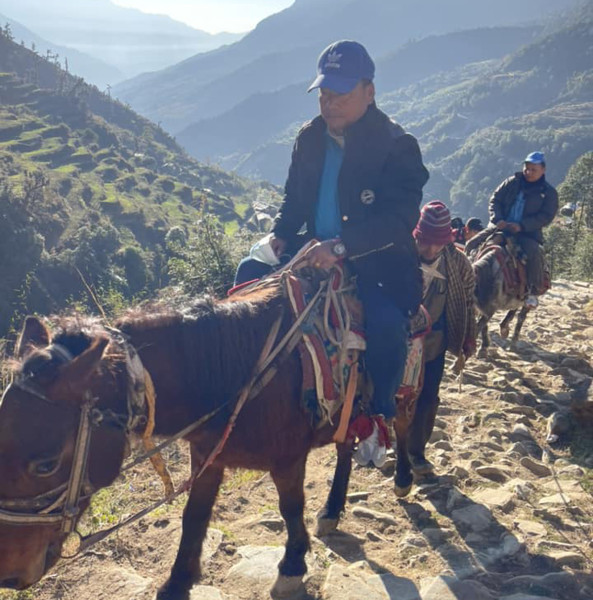 भोट हाल्न घोडा चढेर हिँड्यो मतदाताको टोली, मतदान केन्द्र पुग्नै लाग्छ एक दिन