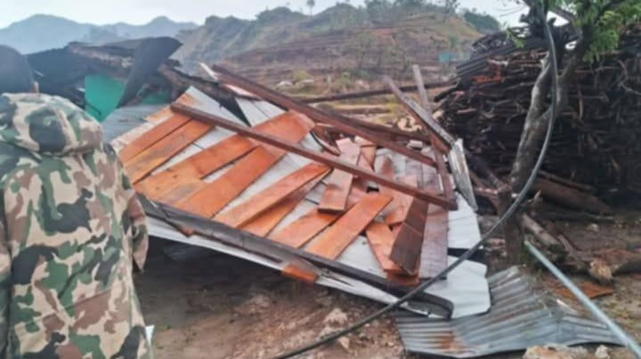 हुरी र असिनापानीले बैतडीमा घरको छाना उडायो, एक जना घाइते