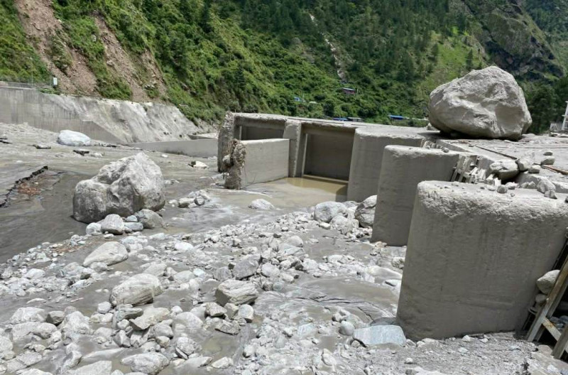 ‘बाढी प्रभावित क्षेत्रमा विद्युत् पुनःस्थापनाका काम तीव्र पारियो’