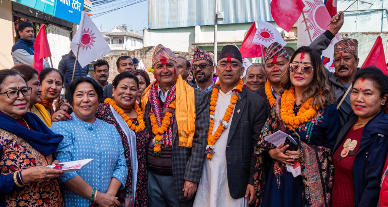 करिश्मा मानन्धर र आकाश अधिकारी ईश्वर पोखरेलको चुनाव प्रचारमा