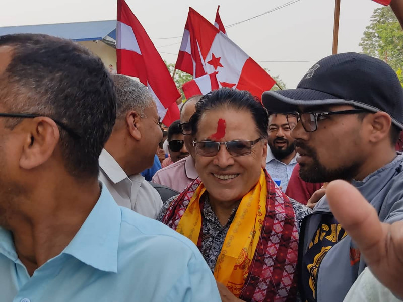 भरतपुर महानगरको मेयरमा स्वतन्त्र उम्मेदवारी दिन बाजागाजासहित पुगे कांग्रेस नेता पौडेल