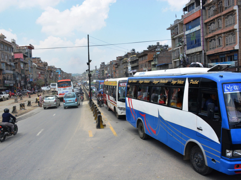 चुनावमा गाउँ फर्कनेको चापले अरनिको राजमार्गमा घण्टौँ जाम