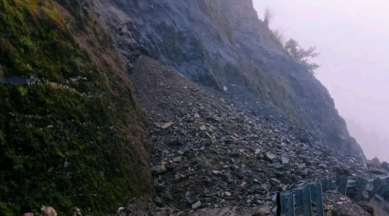 पहिरोले जयपृथ्वी राजमार्ग अवरुद्ध, यात्री बीच बाटोमै अलपत्र