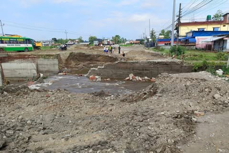 बाढीले डाइभर्सन बगाउँदा पूर्व-पश्चिम लोकमार्ग अवरुद्ध