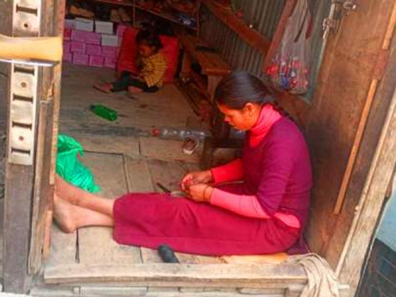 जुत्ता सिएरै मासिक ५० हजार कमाउँछन् शेरबहादुर दम्पती