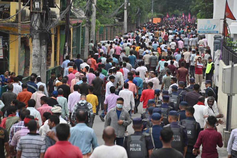 कबाड व्यवसायीद्वारा काठमाडाैं महानगर घेराउ, प्रहरीसँग झडप हुँदा केही घाइते (तस्वीरहरू)