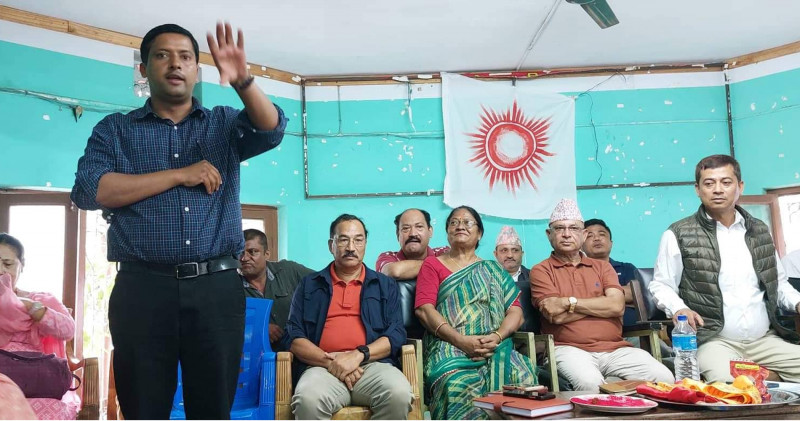 पार्टी कार्यालय पुगेका कमल थापालाई एमाले मकवानपुरको स्वागत