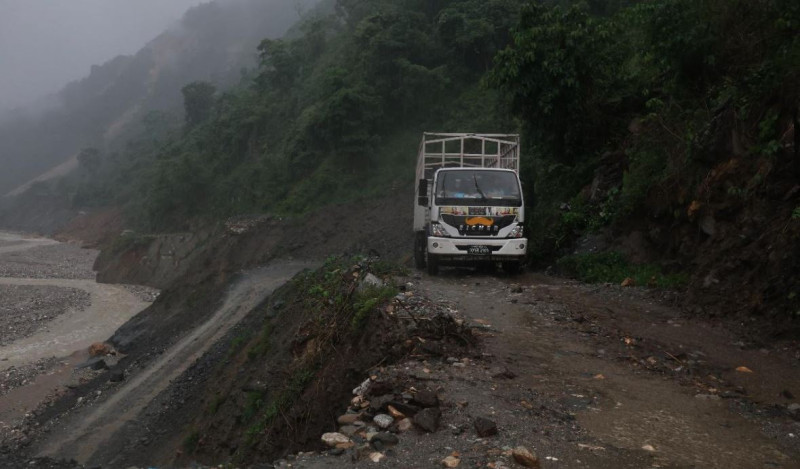 कान्ति लोकपथको कन्तबिजोग, यस्तो छ काठमाडौंलाई प्रदेश राजधानीसँग जोड्‌ने सडकको अवस्था