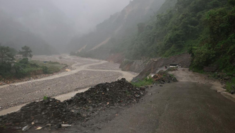वर्षाले देशभरका विभिन्न राजमार्ग अवरुद्ध, कुन–कुन खुले ?
