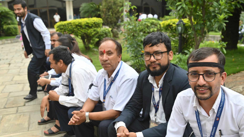 संसद सचिवालयका कर्मचारी आन्दोलित, कालो पट्टी बाँधेर गरे प्रदर्शन (तस्वीरहरू)