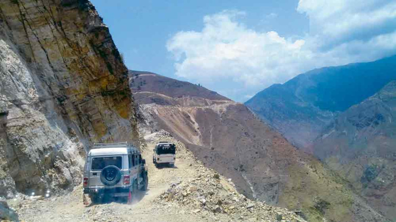 सुक्खा पहिरोले कर्णाली करिडोरको खच्चा सडकखण्ड अवरुद्ध