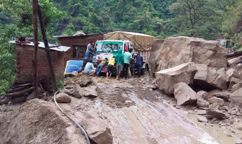 सुख्खा पहिरोले खाँदबारी–किमाथांका सडकखण्ड अवरुद्ध, यातायात सेवा ठप्प
