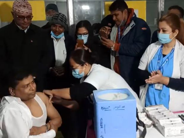 प्रदेश १ मा कोसी अस्पतालका सुपरिटेन्डेन्ट दासले लगाए कोरोनाविरुद्धको पहिलो खोप