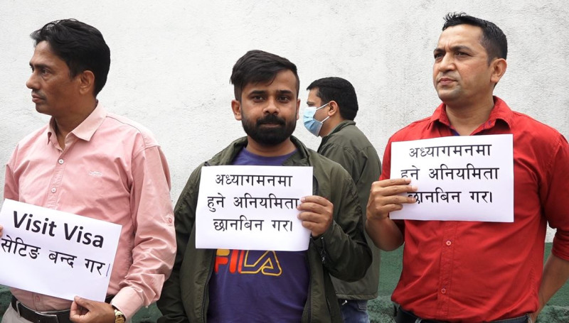 श्रमिकलाई फर्काइएको विरोधमा अध्यागमन कार्यालयअगाडि प्रदर्शन
