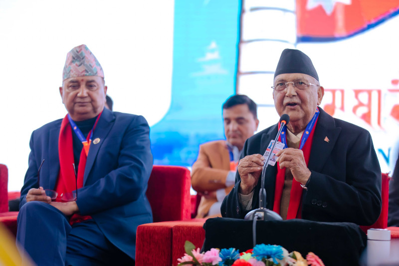 आफूलाई दाजु भन्दै सम्बोधन गरेका पोखरेललाई ओलीकाे जवाफ– तपाईं पनि ५० हाराहारी देखिनुहुन्छ