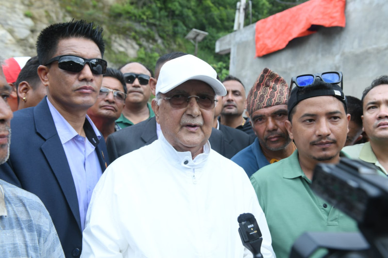 बाढीप्रभावित क्षेत्रको अवलोकनका लागि नुवाकोट जाँदै ओली, त्यसअघि राहत सामग्री हस्तान्त्रण गर्ने