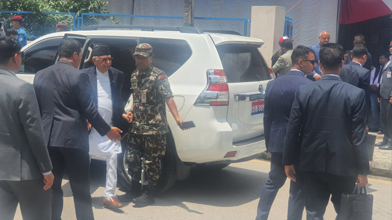 ३५ मिनेट ढिला गरी च्यासल आइपुगे ओली, एमाले केन्द्रीय कमिटीकाे बैठक सुरु