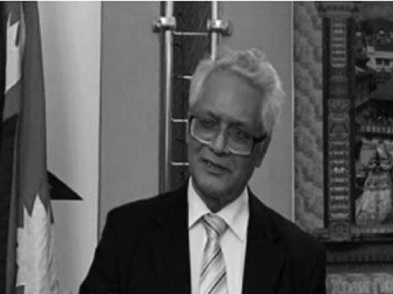 रुसमा उभिएको नेपाली हिमाल