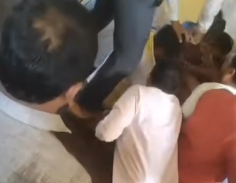 छात्रालाई अश्लील म्यासेज पठाएको भन्दै अभिभावकले विद्यालयमै गएर कुटे शिक्षक