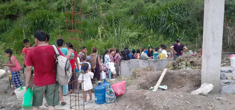 दमौलीमा पानीको हाहाकार: एक गाग्रीका लागि घण्टौँ लाइनमा बस्नुपर्ने बाध्यता
