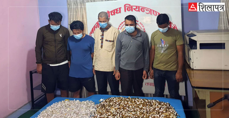 यात्रुवाहक बस र पिकअप भ्यान प्रयोग गरेर लागुऔषध तस्करी, चालकसहित ६ जना पक्राउ