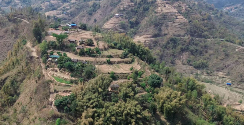 तिल्केचौरमा जमिन फाटेर घर भत्किए, भएन पुनःस्थापना