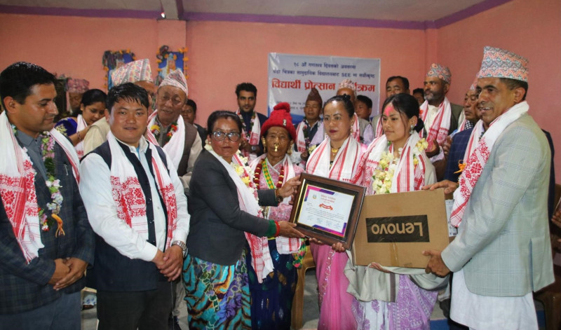 गणतन्त्र दिवसमा उत्कृष्ट अंक ल्याउने विद्यार्थीलाई ल्यापटप उपहार