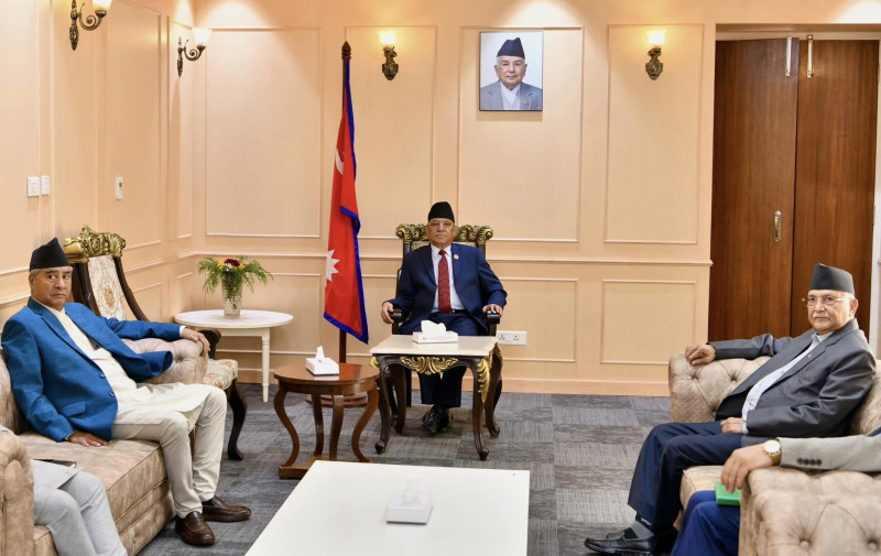 संसद् अवरोध खुलाउन सिंहदरवारमा प्रचण्ड, ओली र देउवाबीच छलफल