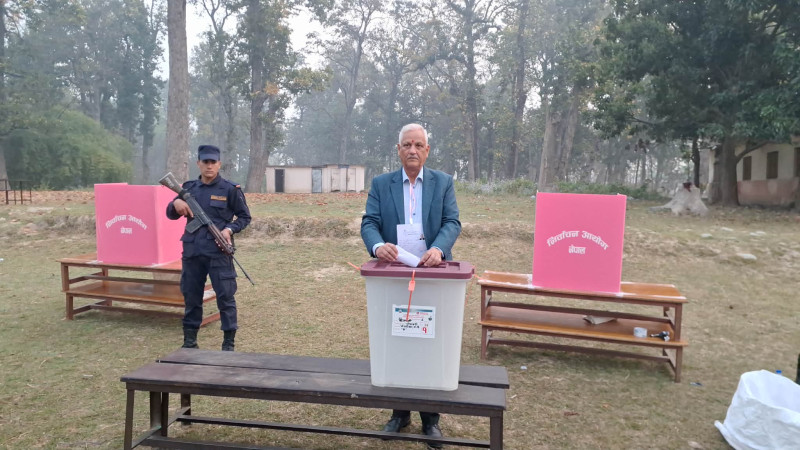एमाले उपमहासचिव भट्टले गरे मत मतदान