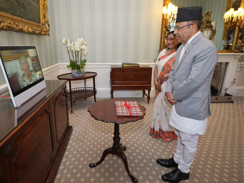 बेलायतका लागि नेपालका २१औँ राजदूत रेग्मीले महारानी एलिजावेथलाई बुझाए ओहोदाको प्रमाणपत्र