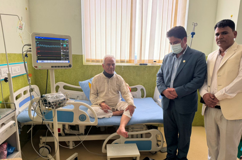 पूर्वप्रधानमन्त्री चन्दलाई भेट्न वीर अस्पताल पुगे उद्योगमन्त्री भण्डारी