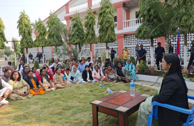 मधेश प्रदेशमा राजनीतिक संकट गहिरिँदै, सभा परिसरमा सात दलको धर्ना