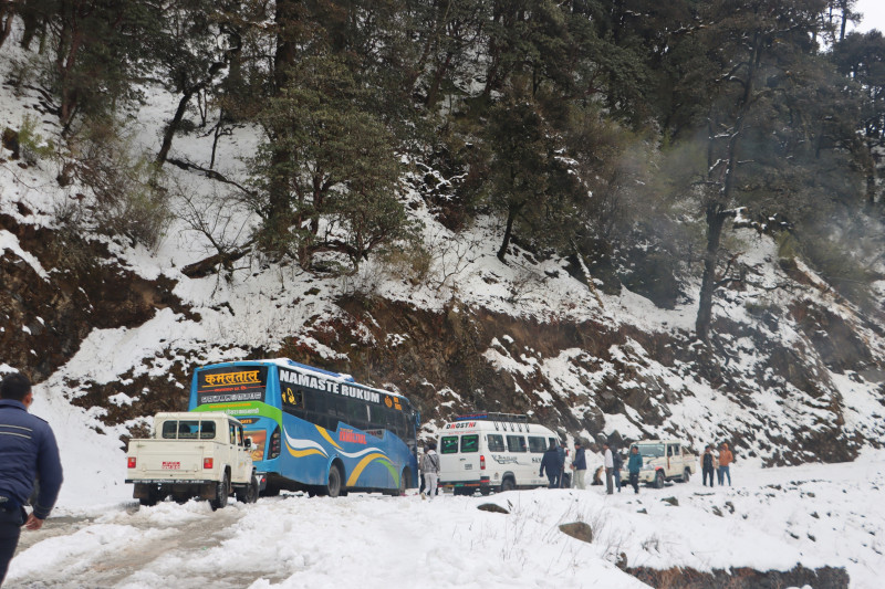 ‍भारी हिमपातका कारण मध्यपहाडी लोकमार्ग अवरुद्ध