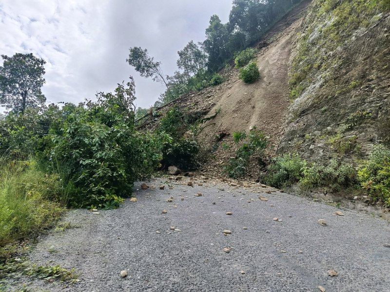 पहिरोले मध्यपहाडी लोकमार्ग अवरुद्ध