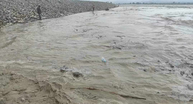 महाकालीमा पानीको सतह बढेपछि सवारी सञ्चालनमा लगाइयो रोक