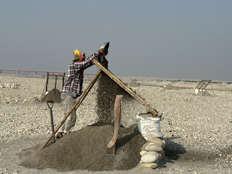 ‘यहाँको दुःखले घरको चुल्हो बल्छ’