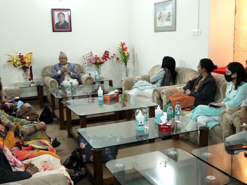 निर्वाचन आयोग पुगेर महिला नेतृहरूले भने– एक पदमा मात्र उम्मेदवार दिने दलले महिला अनिवार्य गरोस् 