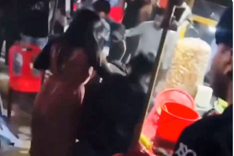 बंगलादेशमा 'पश्चिमा लुगा' लगाएको भन्दै सार्वजनिक कार्यक्रममा महिलामाथि कुटपिट (भिडियो)