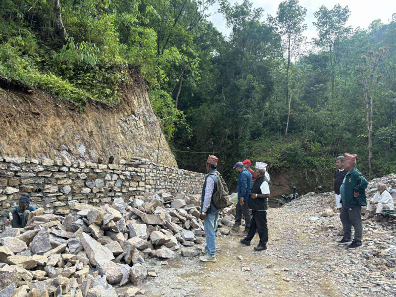 निर्माण व्यवसायीकाे लापरबाहीले हरिचौर–मल्म सडक अलपत्र