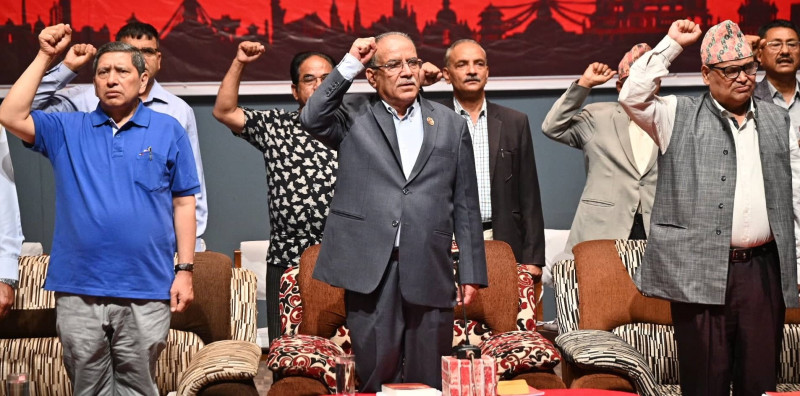सत्ताबाट बाहिरिएसँगै माओवादीमा सुरु भयाे  दुई लाइन संघर्ष,  प्रचण्डमाथि उठ्यो  प्रश्न