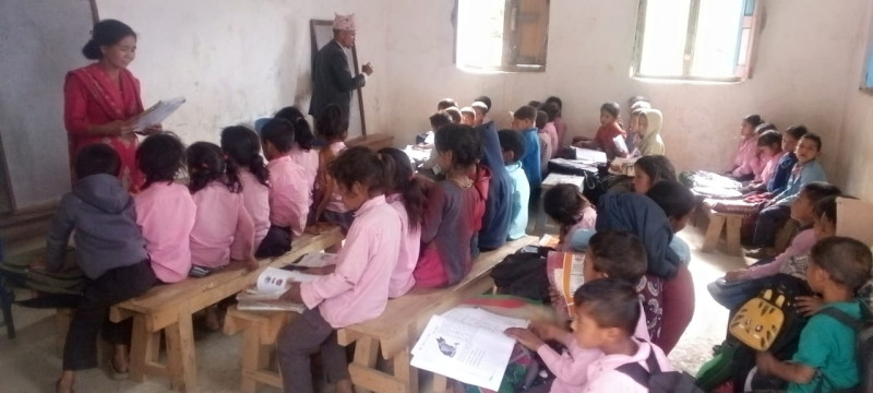 भूकम्पले विद्यालय भवन चर्किएपछि सिँढीमुनि शिशुकक्षा, एउटै कोठामा तीन कक्षा